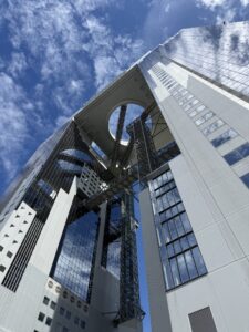 Umeda Sky Building: il Giardino Sospeso di Osaka