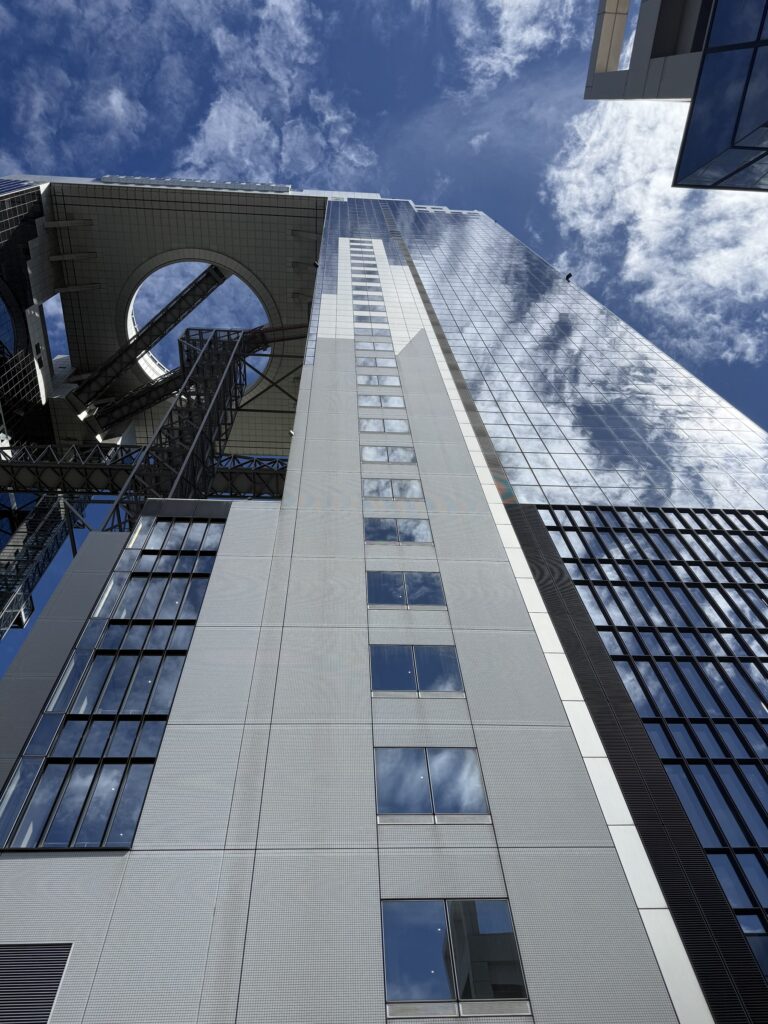 Il ponte sospeso che collega le due torri dell'Umeda Sky Building