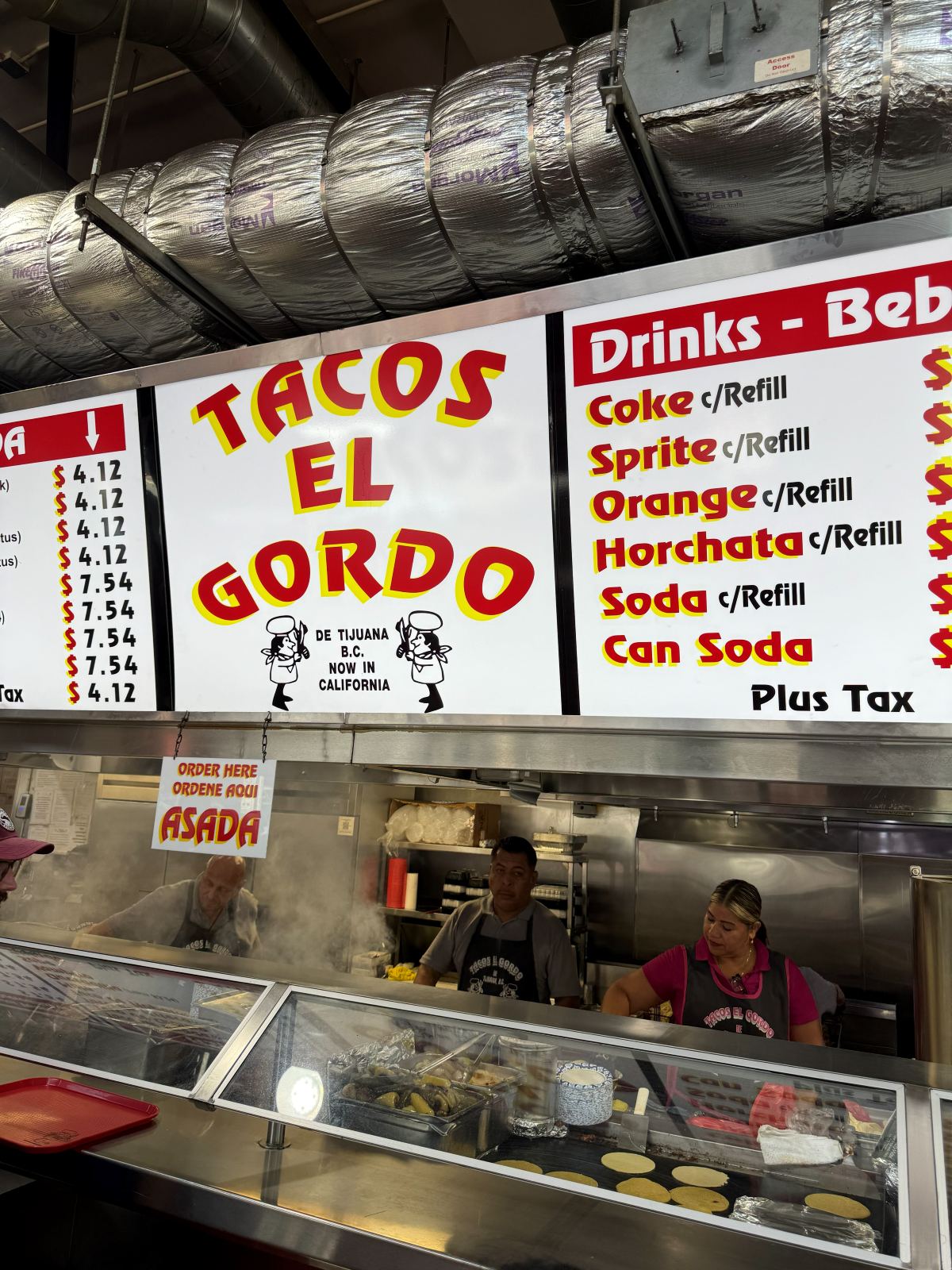 Il banco e il listino prezzi di una taqueria messicana in California