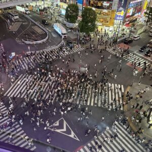 Incrocio di Shibuya a Tokyo visto dall alto di notte