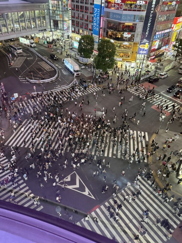 Incrocio di Shibuya a Tokyo visto dall alto di notte