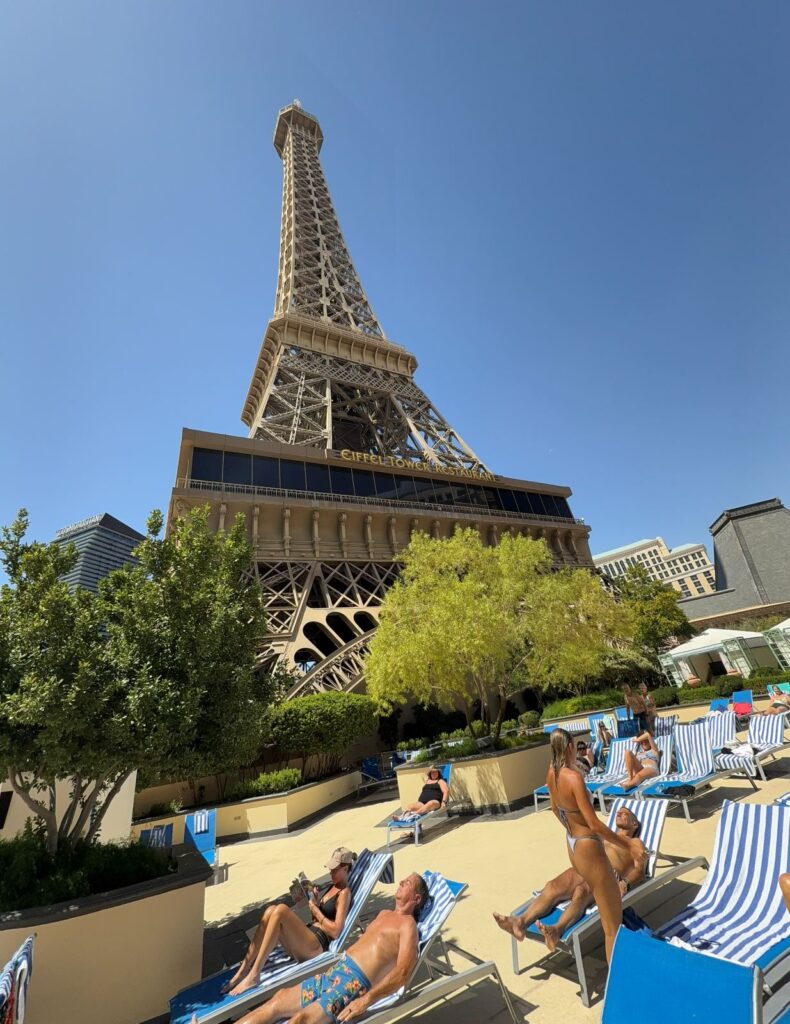 La piscina del Paris Las Vegas con la Torre Eiffel che la sovrasta