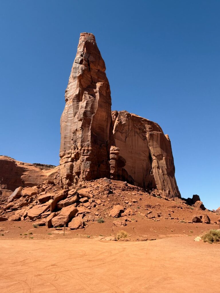 La guglia sottile del Totem Pole a Monument Valley