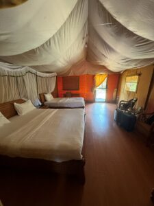 Camera in stile tenda di un lodge safari nel Parco Tsavo