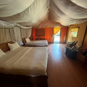Camera in stile tenda di un lodge safari nel Parco Tsavo