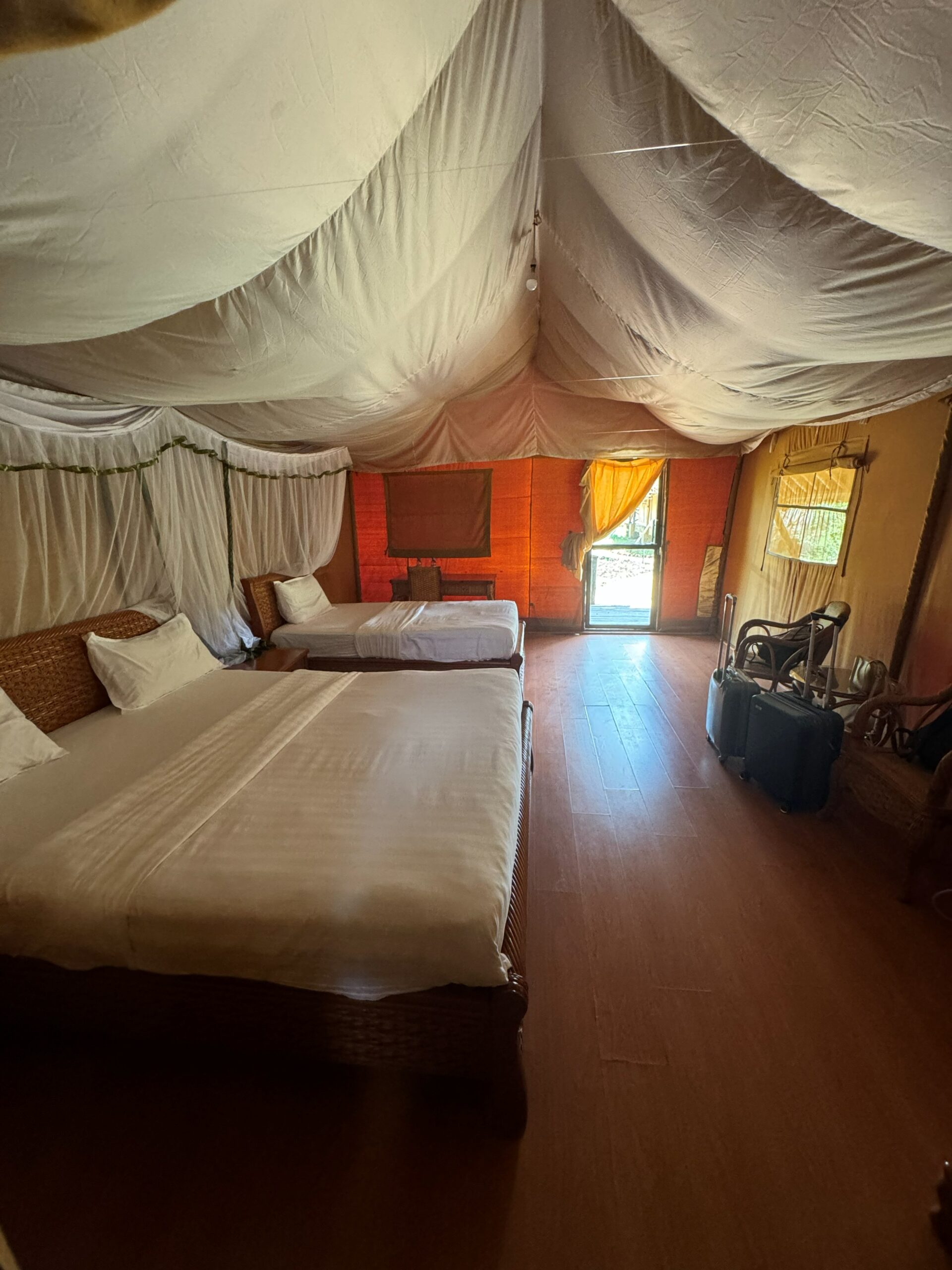 Camera in stile tenda di un lodge safari nel Parco Tsavo