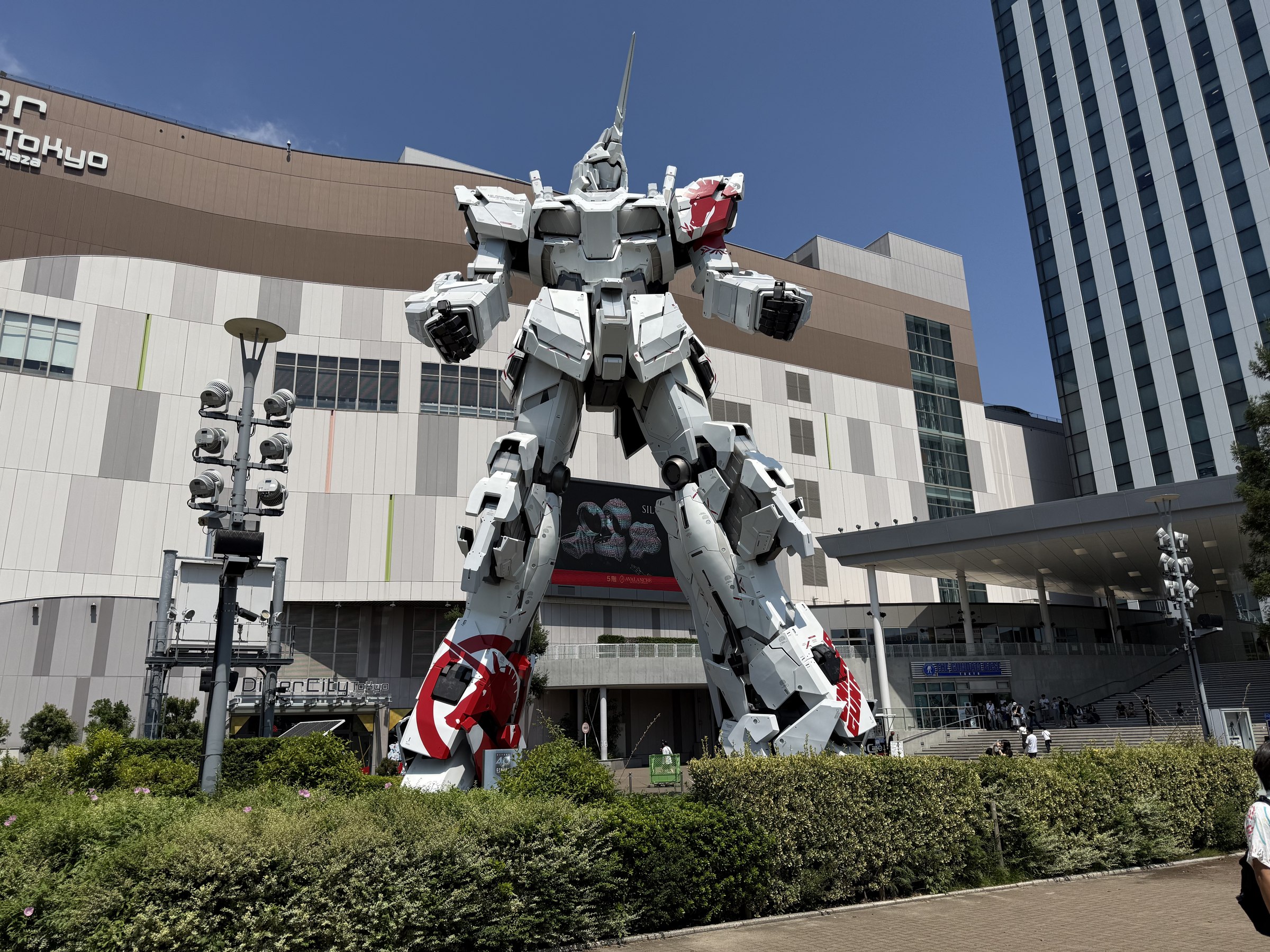 Statua a grandezza naturale dellUnicorn Gundam a Odaiba