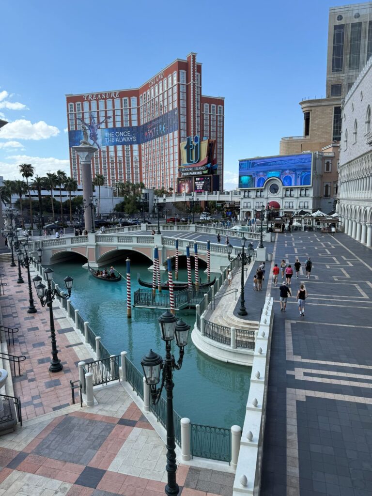 Il canale esterno del Venetian con le gondole e il campanile
