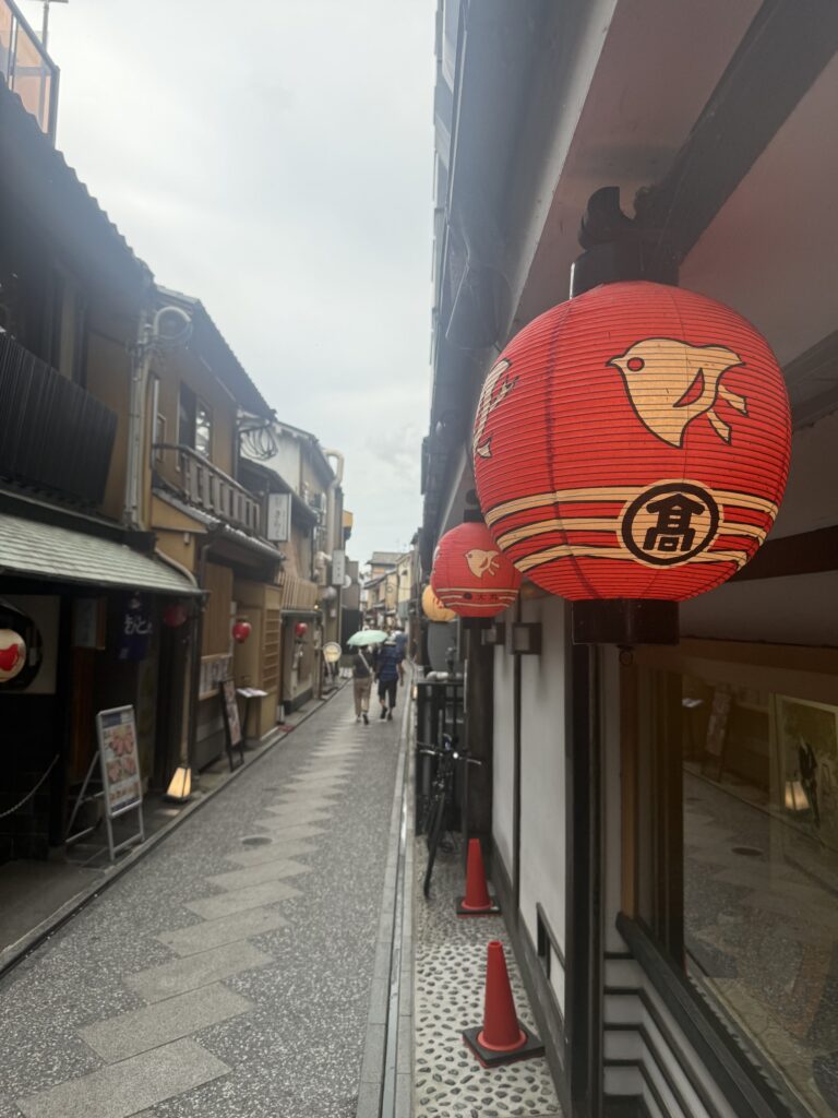 Vicolo del quartiere di Gion con lanterne rosse appese