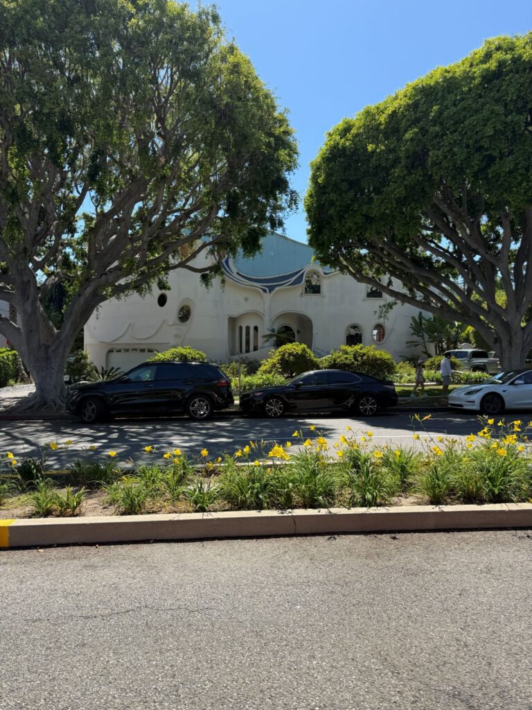 Una villa con siepi curate in una strada residenziale di Beverly Hills