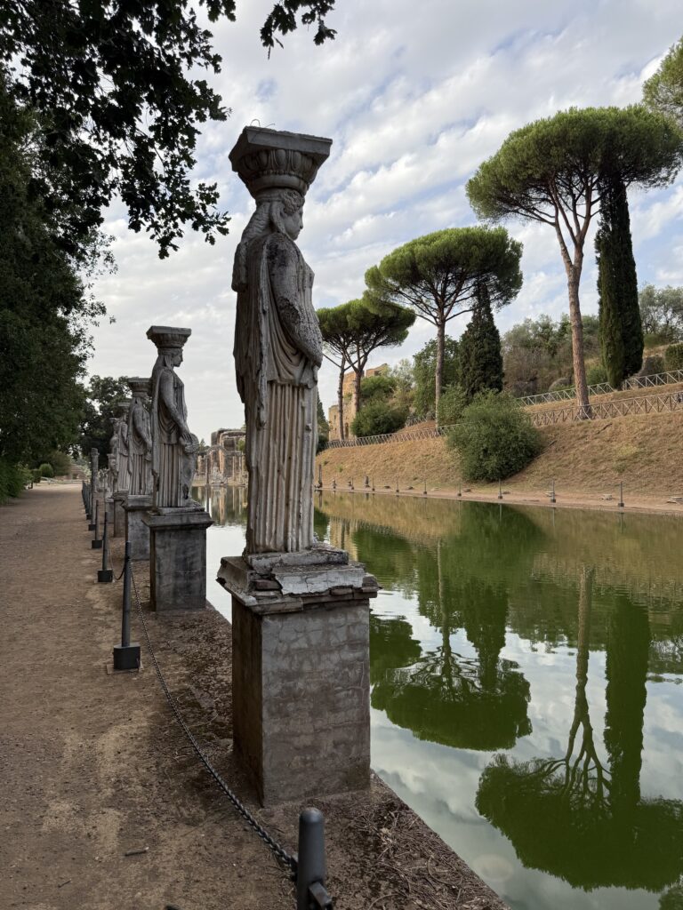 Le cariatidi allineate lungo il canale del Canopo