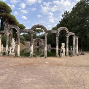Vista panoramica del colonnato ad arco del Canopo di Villa Adriana