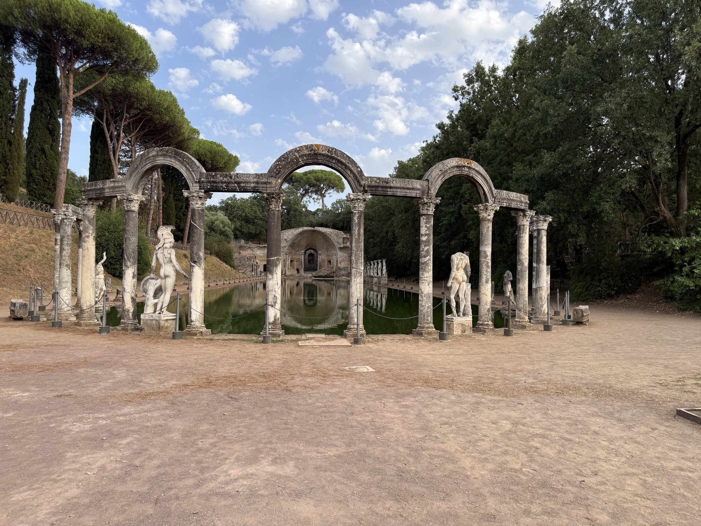 Vista panoramica del colonnato ad arco del Canopo di Villa Adriana