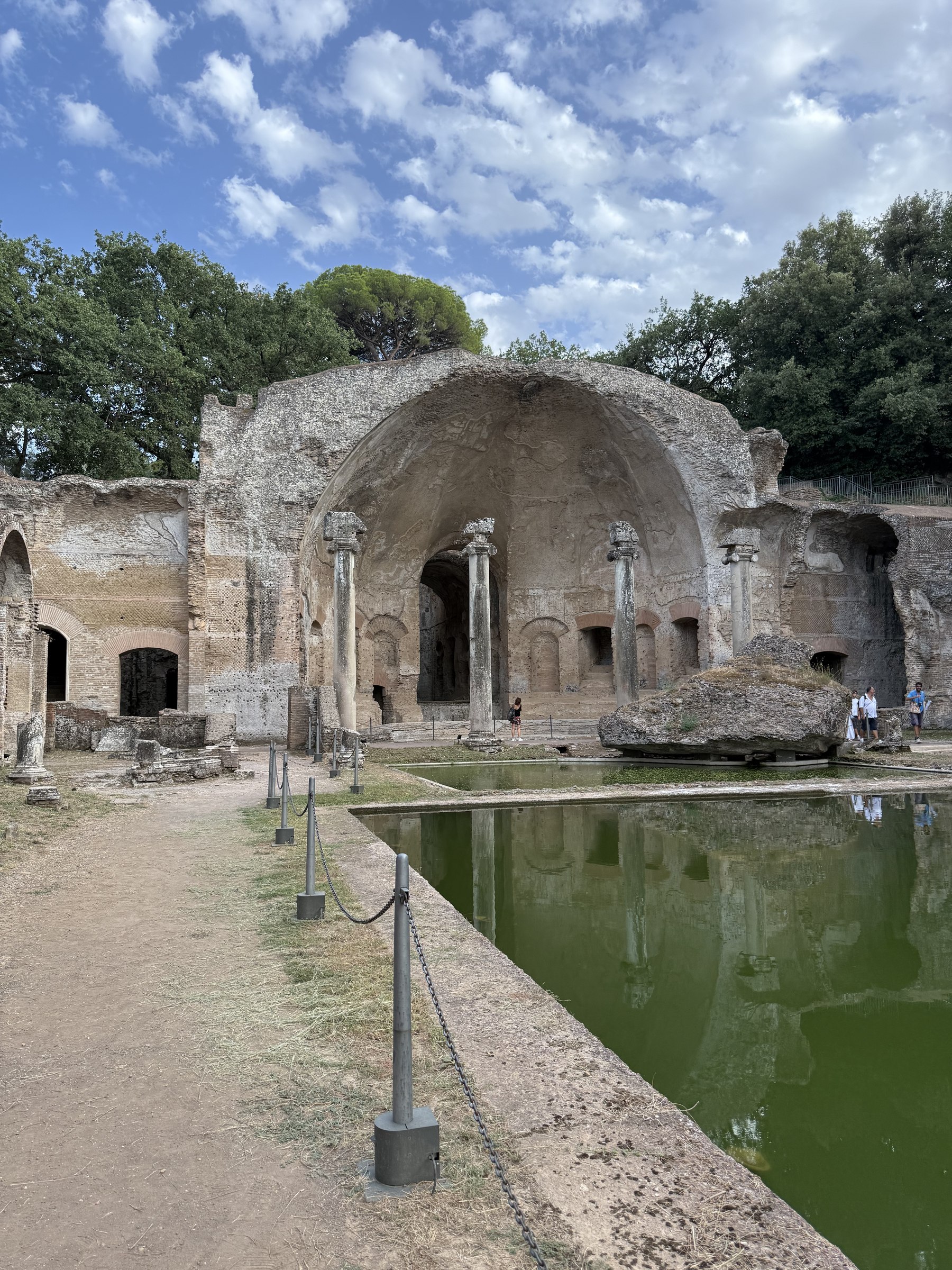Il Serapeo e la vasca del Canopo di Villa Adriana visti di fronte