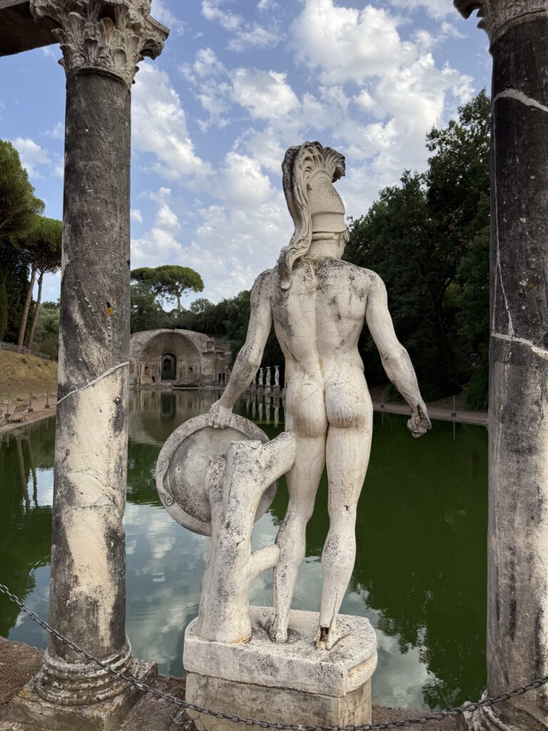 Statua di Antinoo tra le colonne del Canopo di Villa Adriana