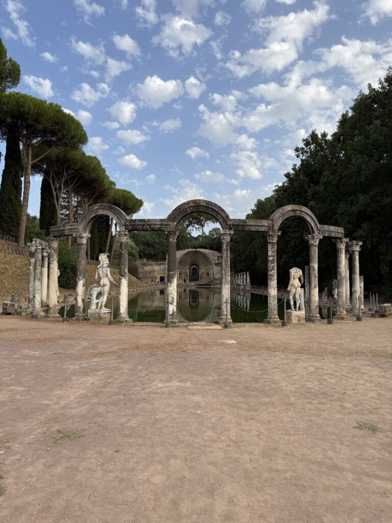 Il colonnato del Canopo visto di lato con le statue riflesse nell'acqua