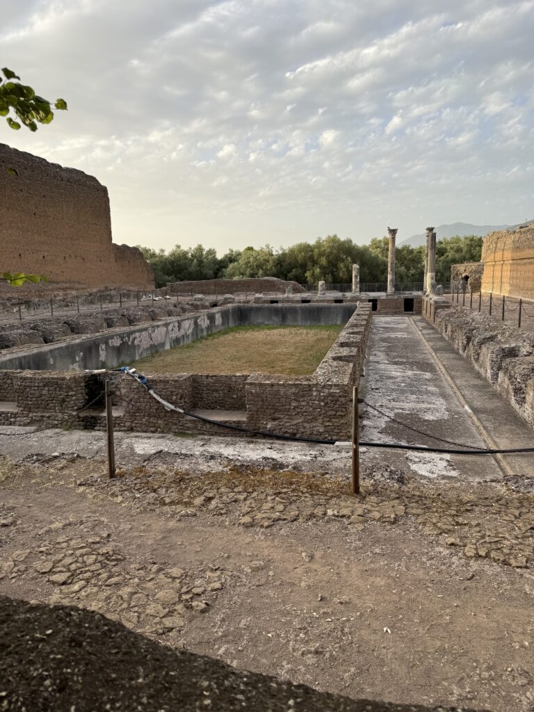 La peschiera dell'Edificio con Peschiera vicino a Piazza d'Oro