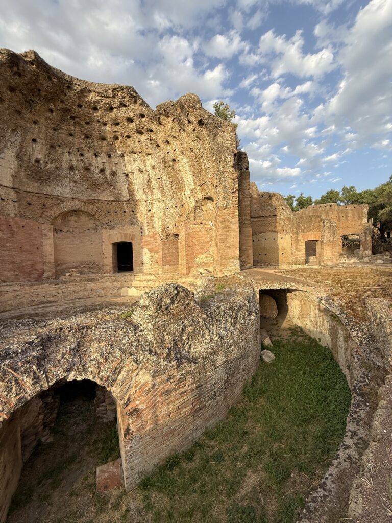 Gli ambienti delle Grandi Terme di Villa Adriana visti dall'esterno