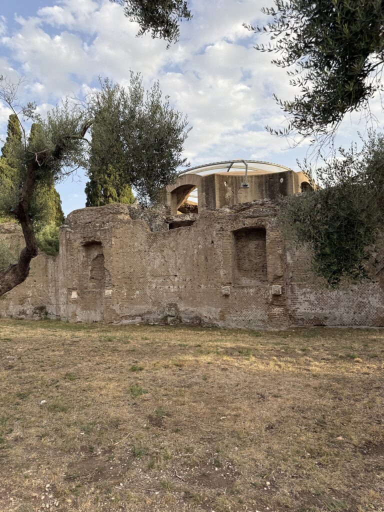 La sala rotonda delle Grandi Terme di Villa Adriana, oggi protetta da una copertura moderna