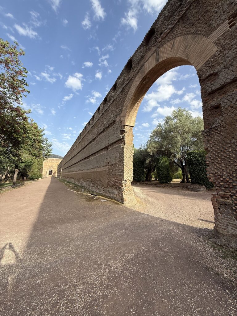 Il lungo muro del Pecile a Villa Adriana con l'arco d'ingresso