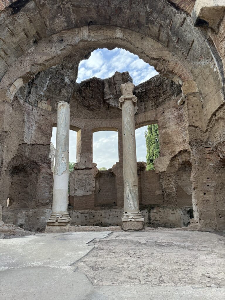 Una sala delle Piccole Terme di Villa Adriana con colonne in marmo e un'apertura circolare nel soffitto