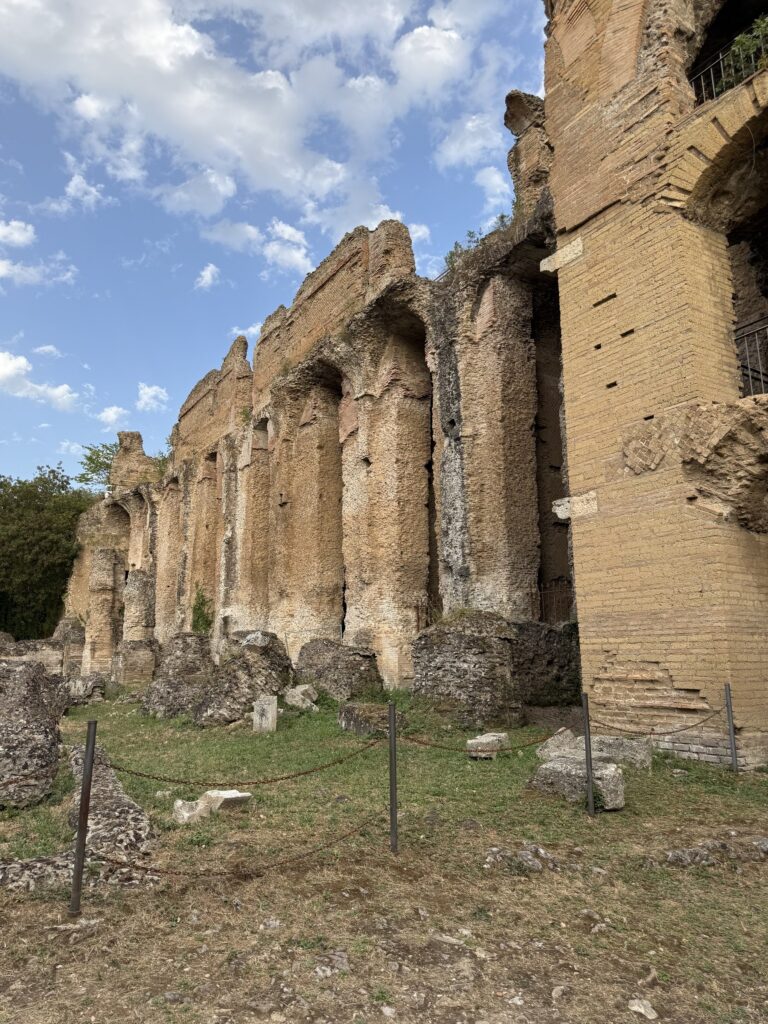 La facciata a più piani del Pretorio di Villa Adriana
