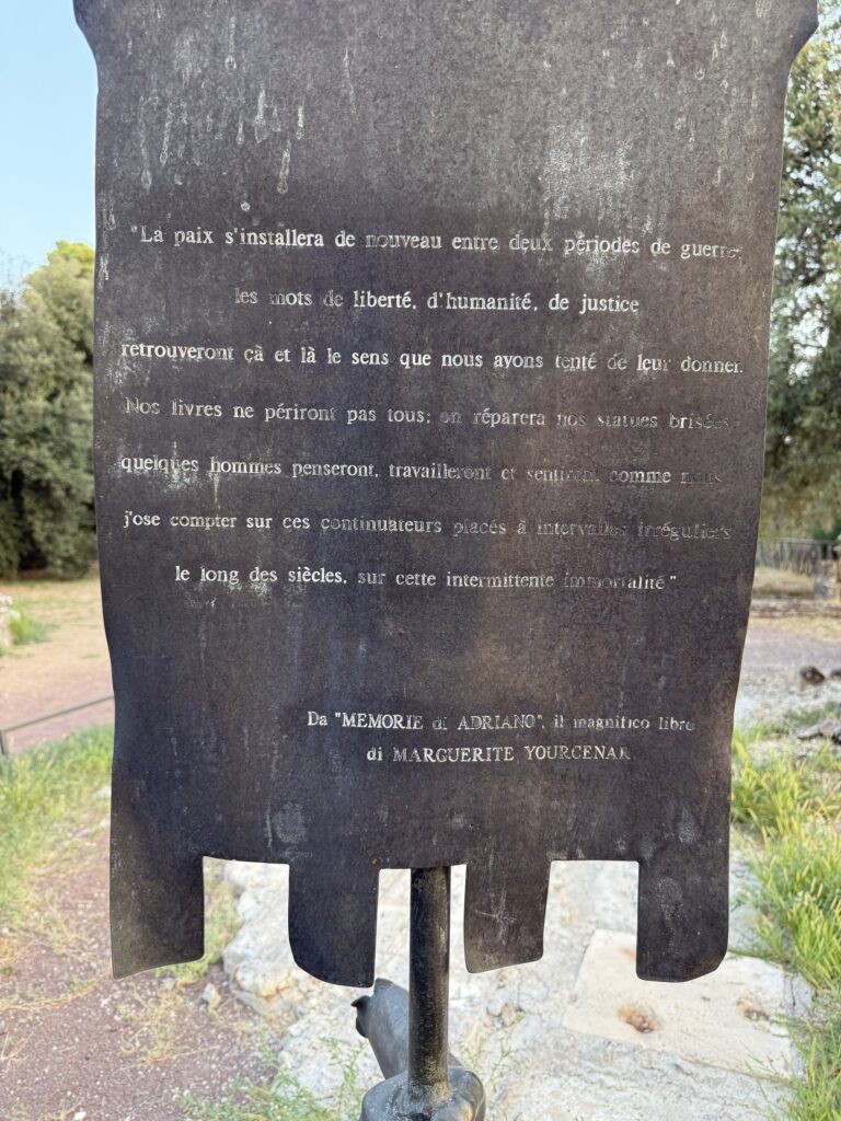Targa con una citazione da Memorie di Adriano di Marguerite Yourcenar a Villa Adriana