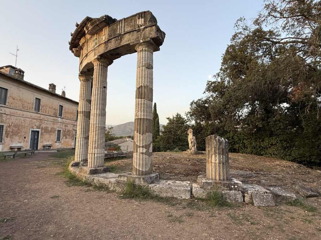 Le colonne del Tempio di Venere a Villa Adriana al tramonto