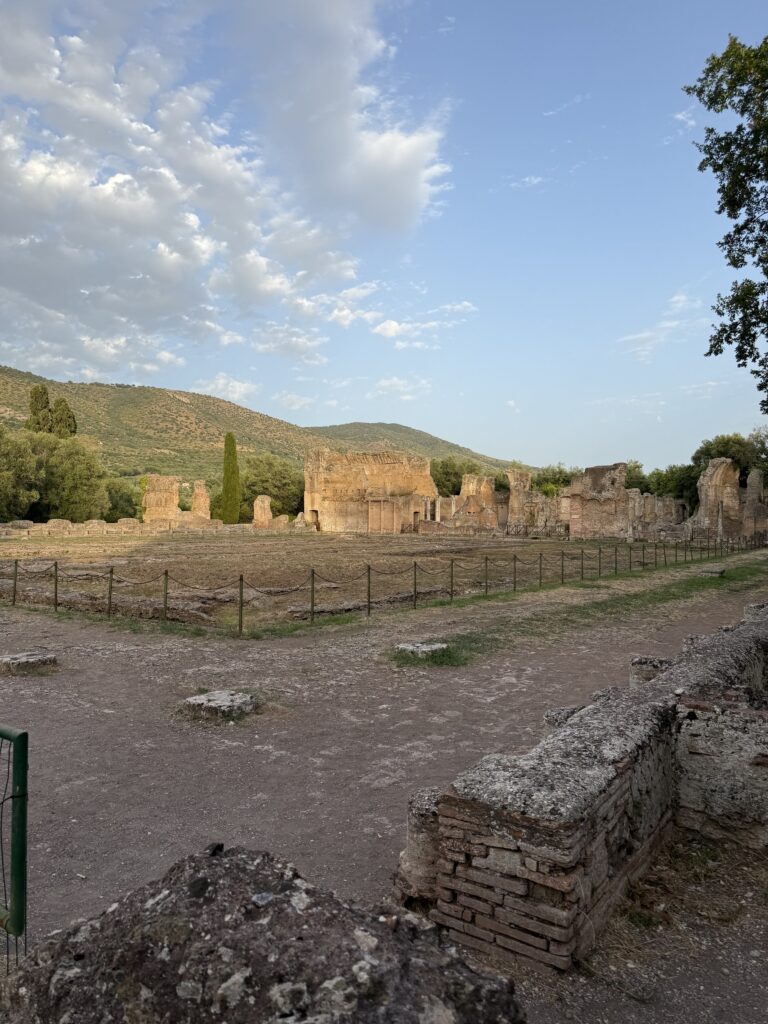 Vista d'insieme su uno dei settori residenziali di Villa Adriana nella luce della sera