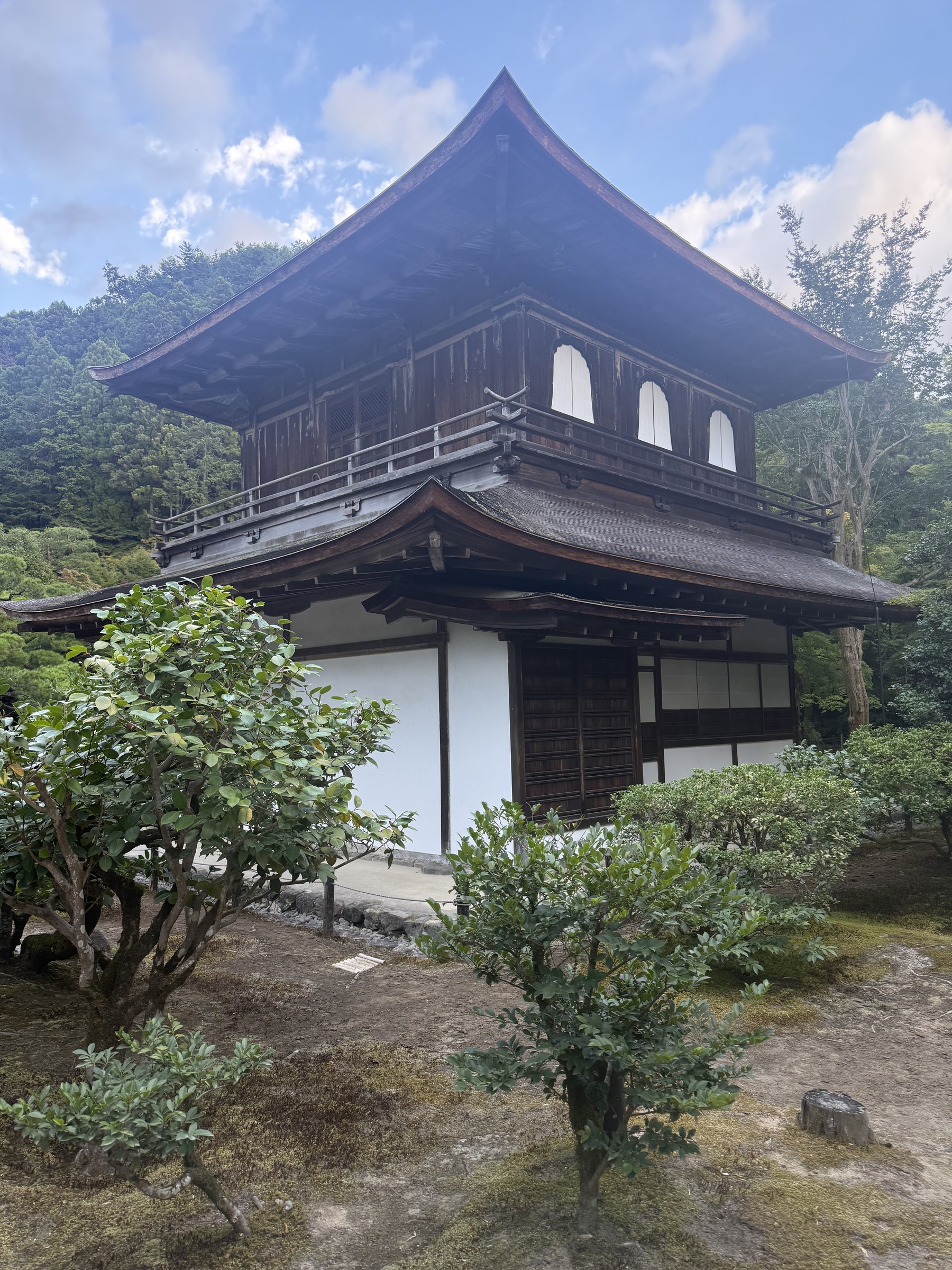 Facciata del Ginkaku-ji, il Padiglione d'Argento, tra gli alberi