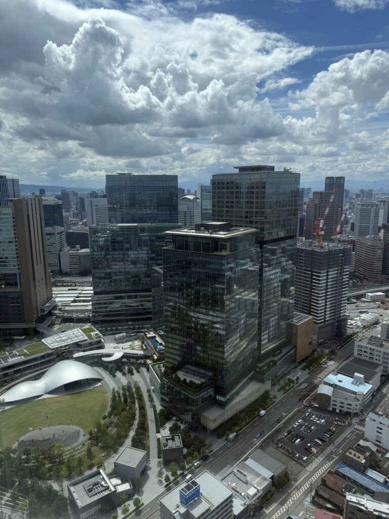 Vista dello skyline di Osaka dall'alto dell'Umeda Sky Building