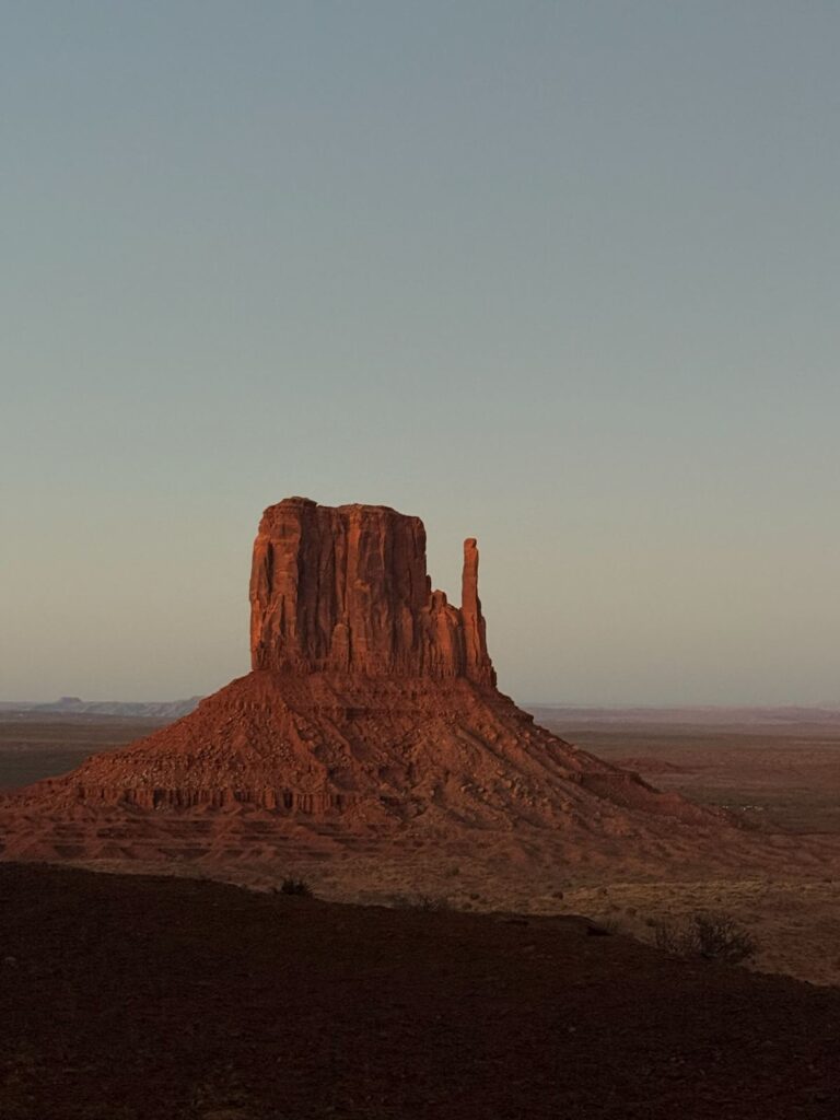 West Mitten Butte illuminata di rosso dalla luce del tramonto