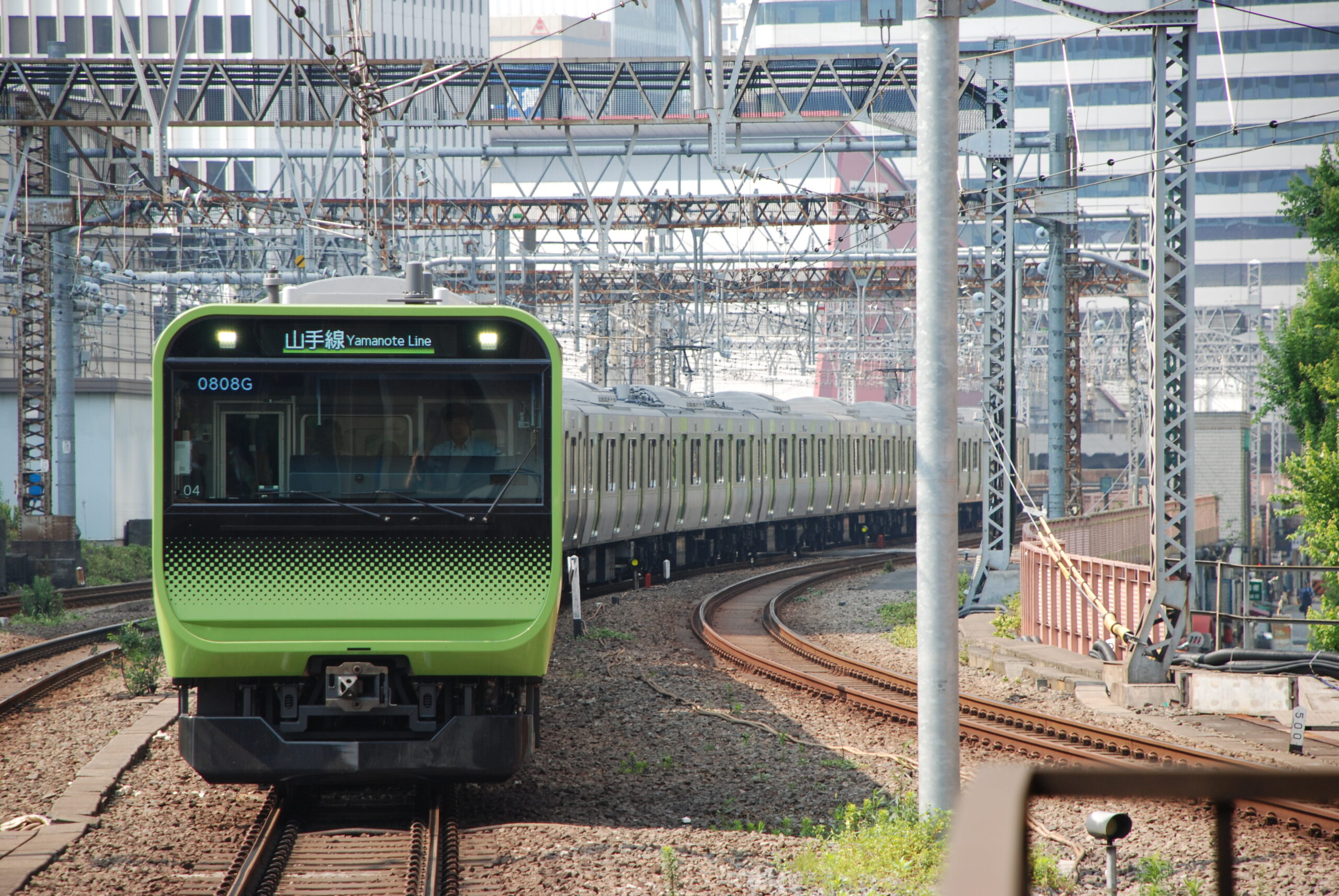 Treno della linea Yamanote alla stazione di Tokyo